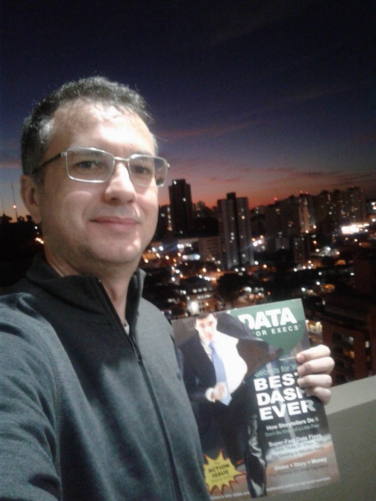 Foto com a edição impressa da revista "Data for Exec"